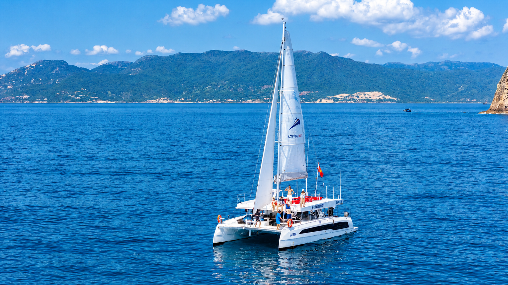 Tuyệt tác kiến trúc hai thân: Vì sao Sơn Tùng Yacht êm ái vượt trội trên sóng nước?